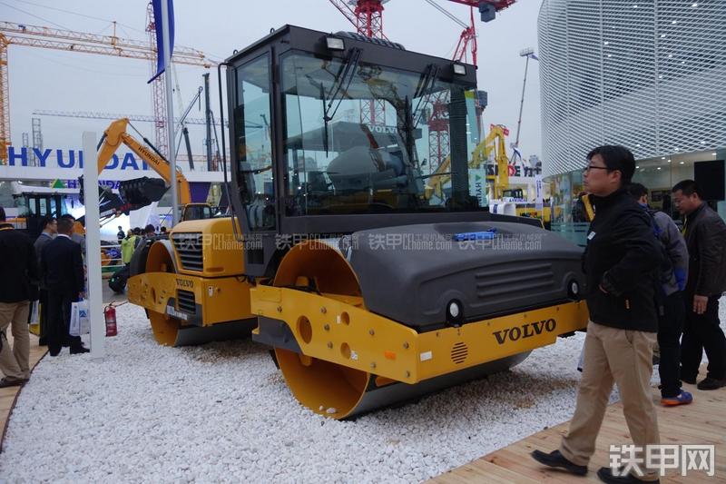 沃尔沃DD120HF压路机整机外观