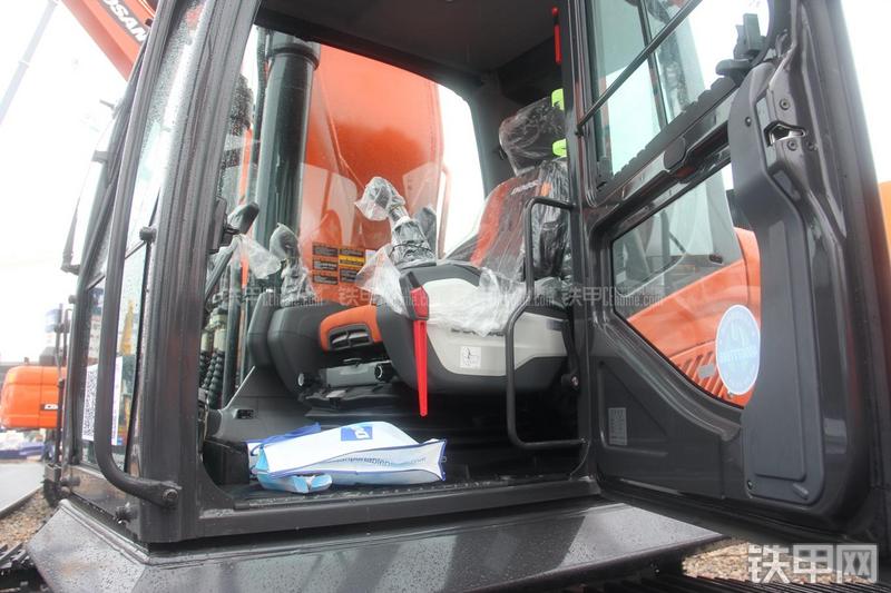 迪万伦DX380LC-9C挖掘机局部