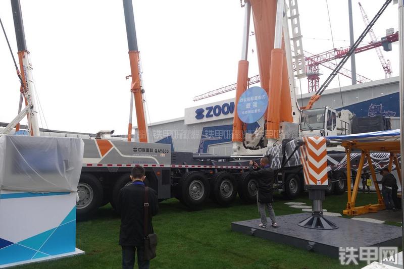 中联重科QAY800起重机整机外观