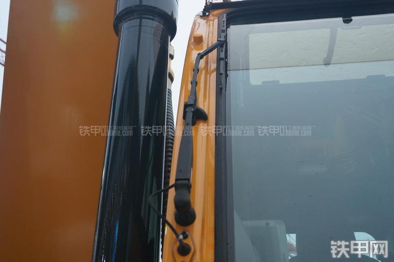 现代R275LC-9V挖掘机局部