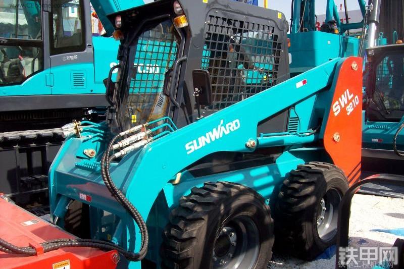 山河智能SWL3210滑移装载机整机外观