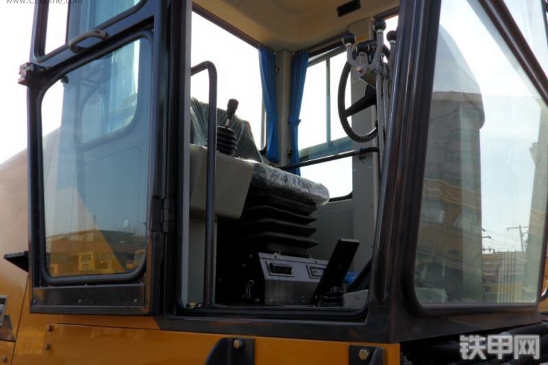 三一重工PQ190C平地机整机外观