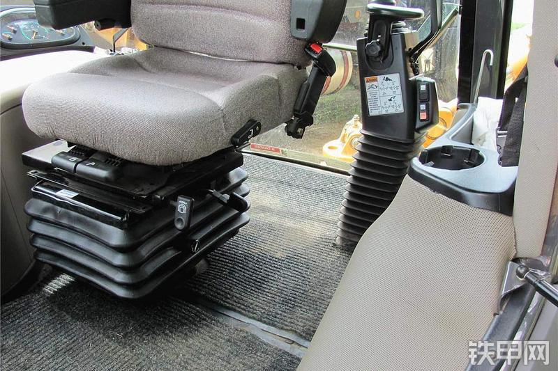 凯斯590SM3挖掘装载机整机外观