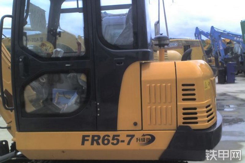 雷沃重工FR65-7挖掘机整机外观