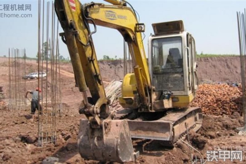 雷沃重工FR65-7挖掘机整机外观