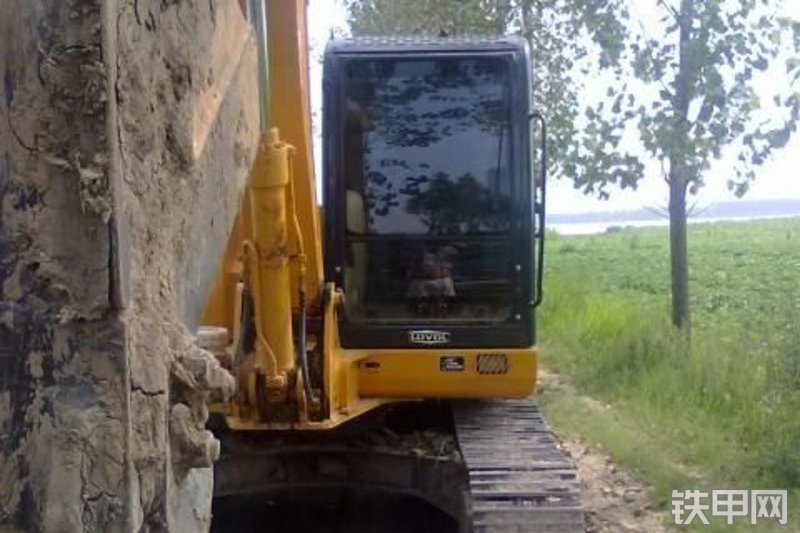 雷沃重工FR85-7挖掘机整机外观