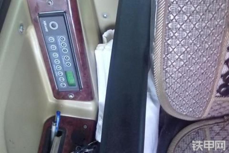 雷沃重工FR85-7挖掘机局部