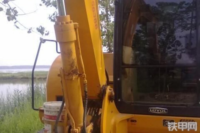 雷沃重工FR85-7挖掘机整机外观