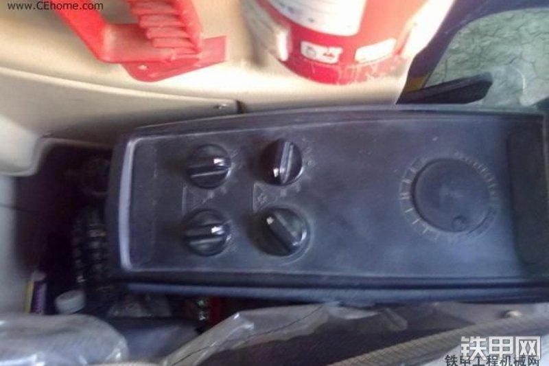 雷沃重工FR85-7挖掘机局部