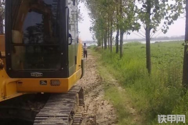 雷沃重工FR85-7挖掘机整机外观