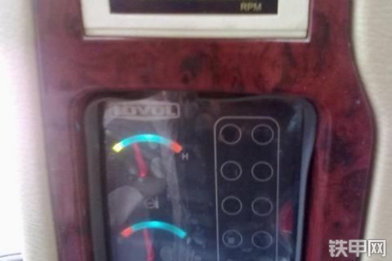 雷沃重工FR85-7挖掘机局部