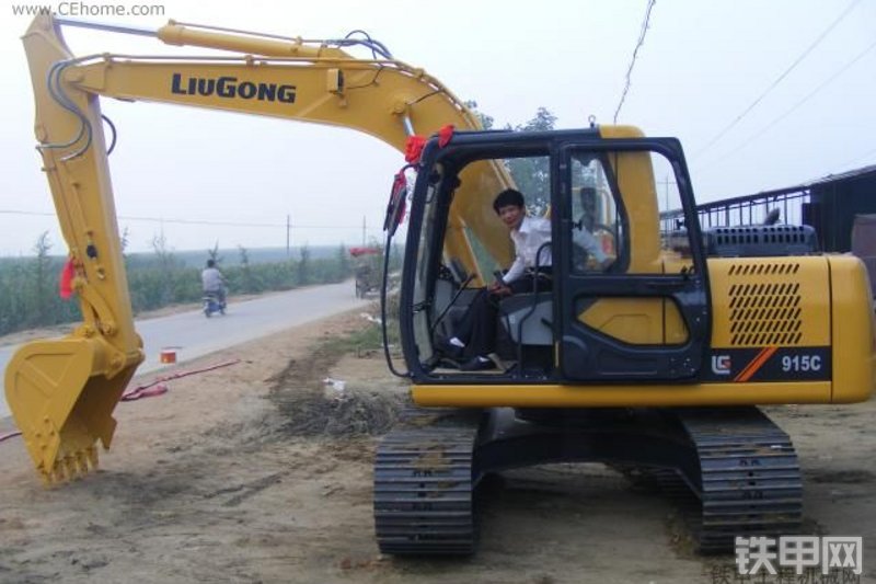 柳工CLG915C挖掘机整机外观