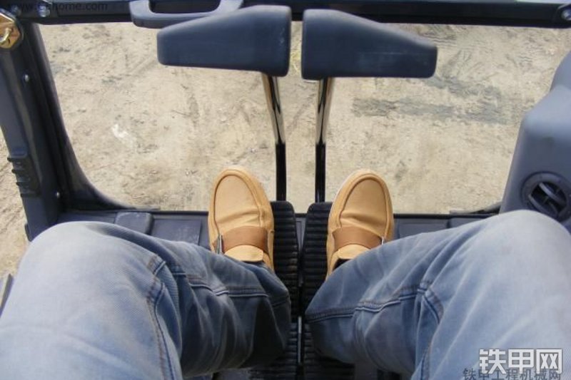 柳工CLG915C挖掘机整机外观