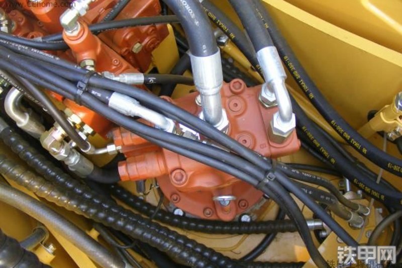 柳工CLG915C挖掘机整机外观