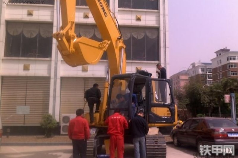 柳工CLG205C挖掘机整机外观