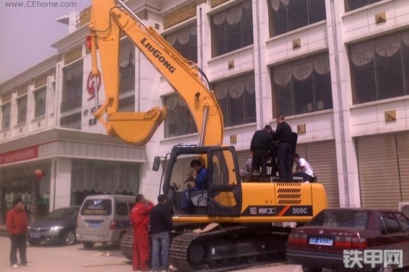 柳工CLG205C挖掘机整机外观