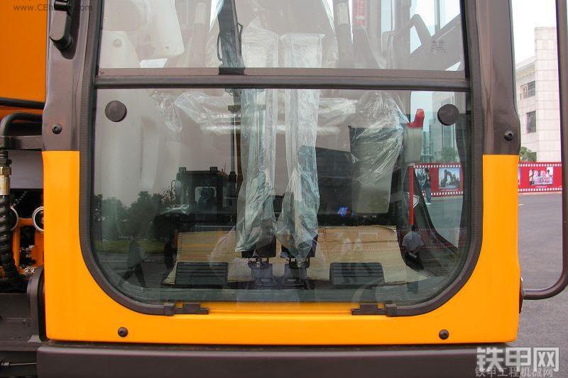 三一重工SY215C-8挖掘机整机外观