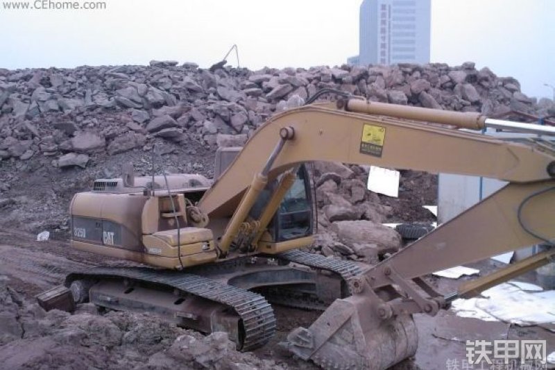 卡特彼勒325D挖掘机整机外观