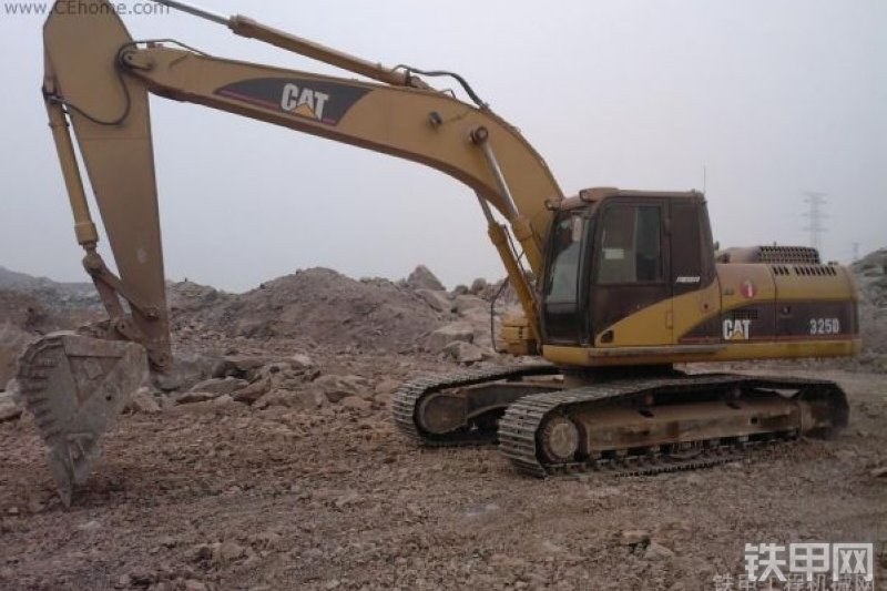 卡特彼勒325DL挖掘机整机外观