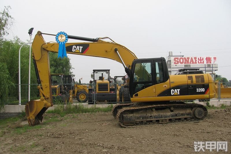 卡特彼勒320D液压挖掘机整机外观