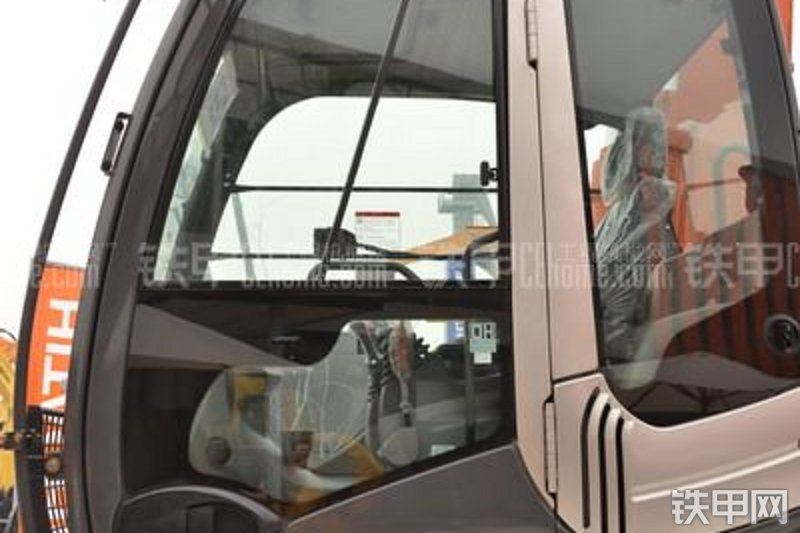 日立ZX240-3挖掘机整机外观