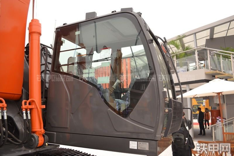 日立ZX240-3挖掘机整机外观