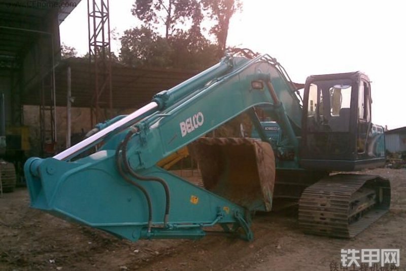 神钢SK200-8短臂挖掘机整机外观