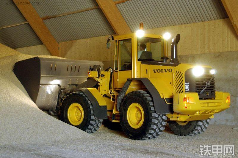 沃尔沃L90E装载机整机外观