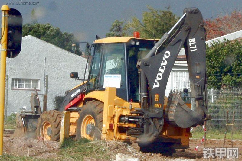 沃尔沃BL71挖掘装载机整机外观