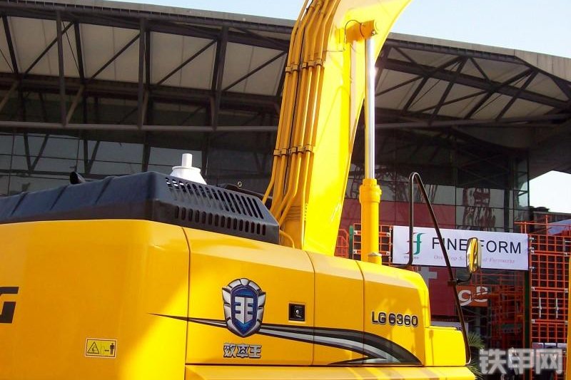 龙工LG6360挖掘机整机外观
