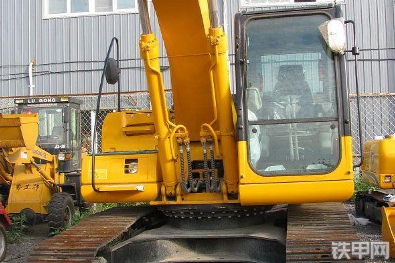 龙工LG6215挖掘机整机外观