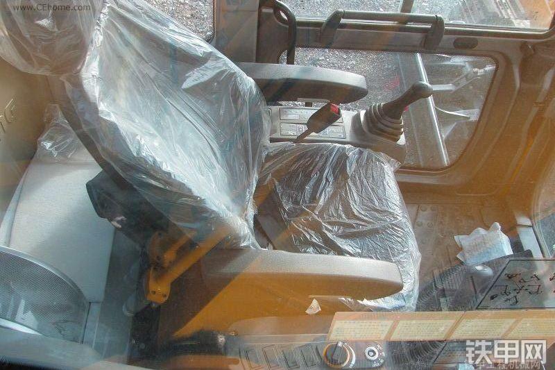 龙工LG6215挖掘机整机外观