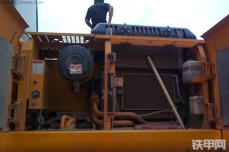 龙工LG6215挖掘机整机外观