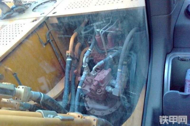 龙工LG6215挖掘机整机外观