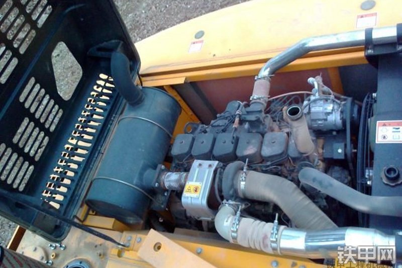 龙工LG6215挖掘机整机外观