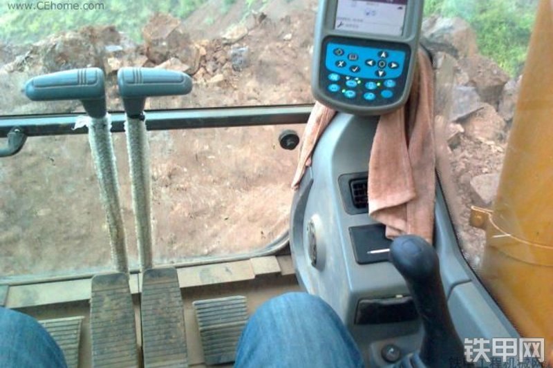 龙工LG6215挖掘机整机外观