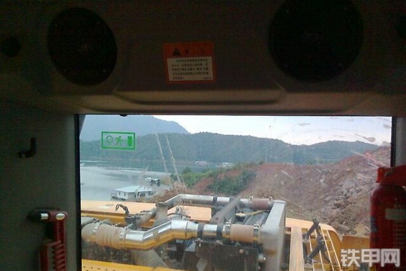 龙工LG6215挖掘机整机外观