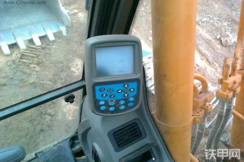 龙工LG6215挖掘机整机外观