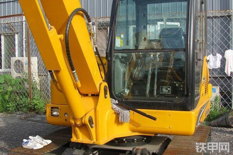 龙工LG6060挖掘机整机外观