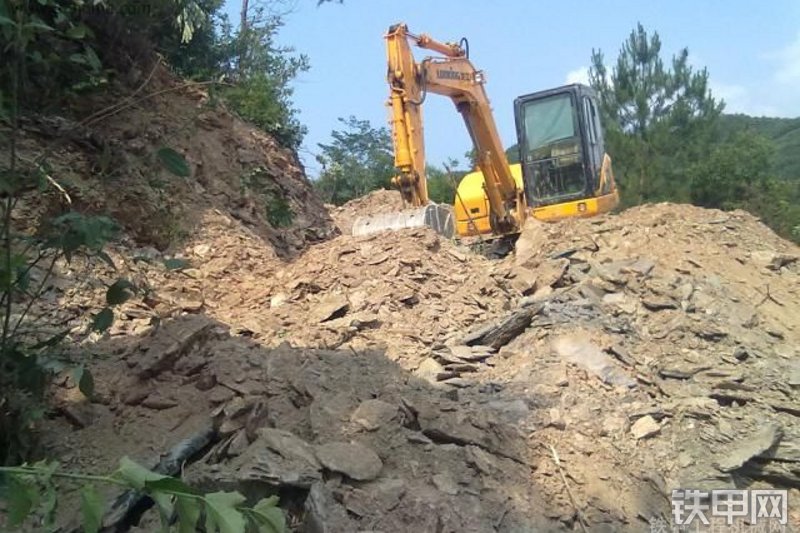 龙工LG6085挖掘机整机外观