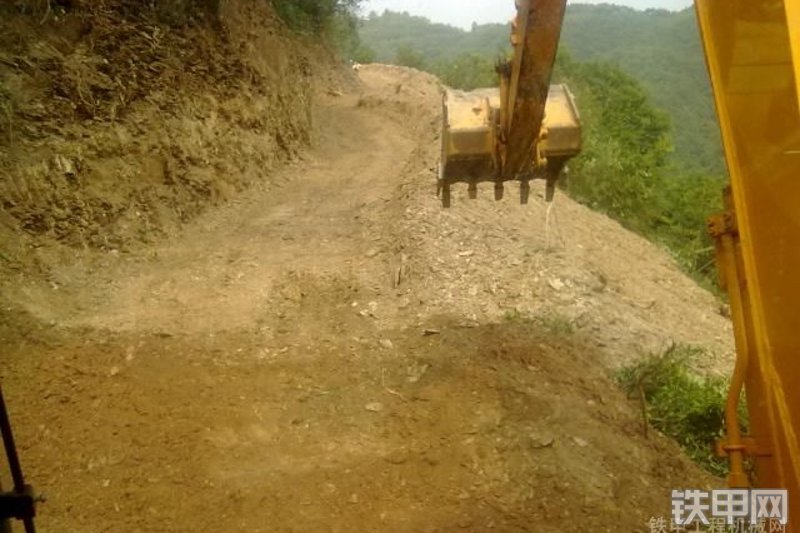 龙工LG6085挖掘机整机外观