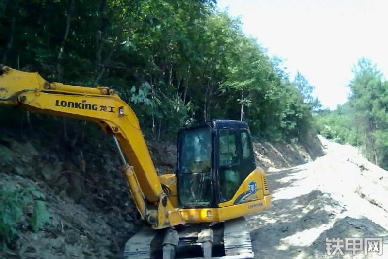 龙工LG6085挖掘机整机外观