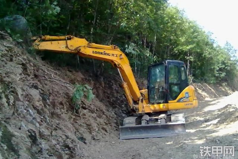 龙工LG6085挖掘机整机外观