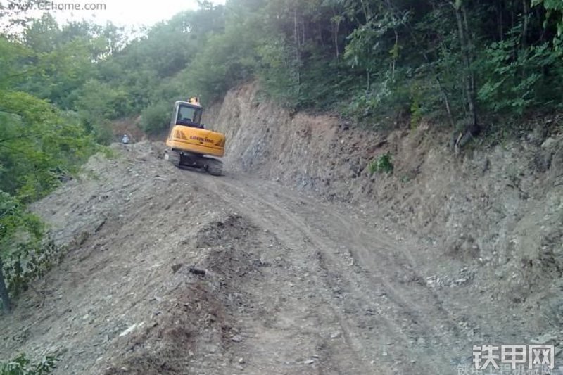 龙工LG6085挖掘机整机外观