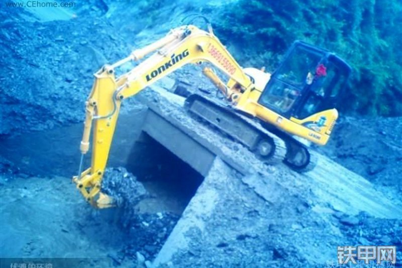 龙工LG6085挖掘机整机外观