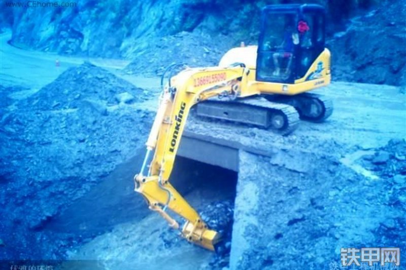 龙工LG6085挖掘机整机外观