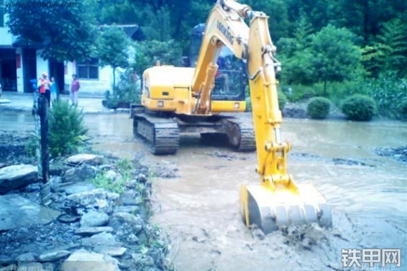 龙工LG6085挖掘机整机外观