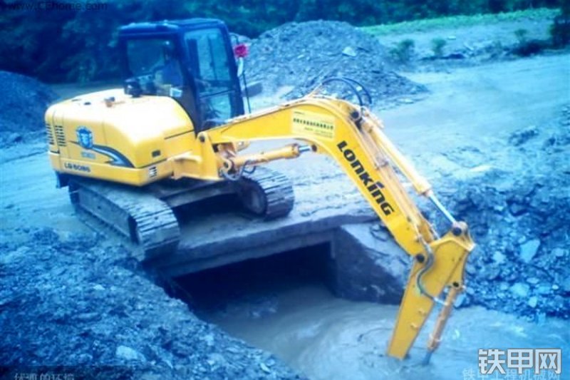 龙工LG6085挖掘机整机外观