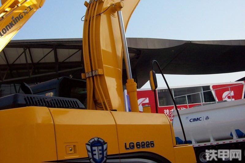 龙工LG6225挖掘机整机外观