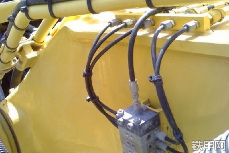 小松PC220LC-8挖掘机整机外观